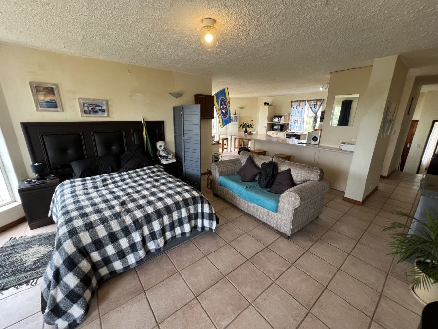 5 Bedroom Property for Sale in Wavecrest Eastern Cape